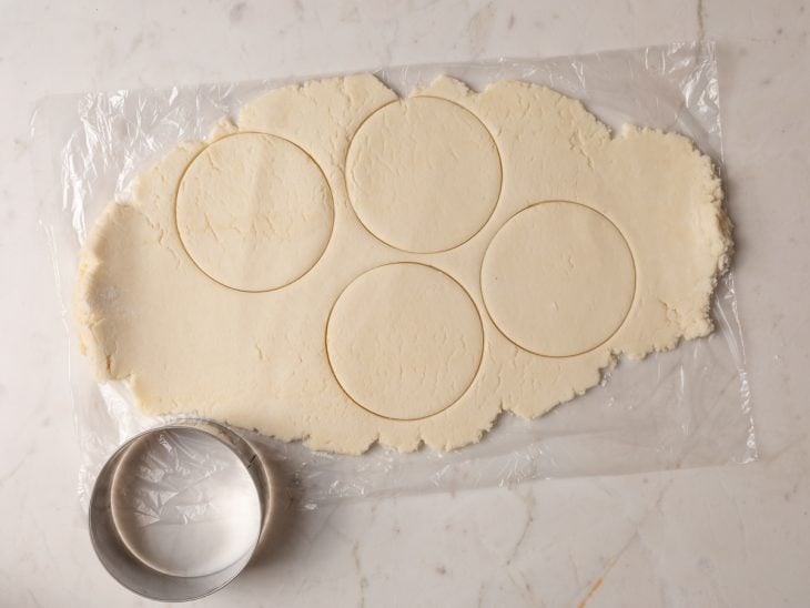 massa para pastel cortada em círculos