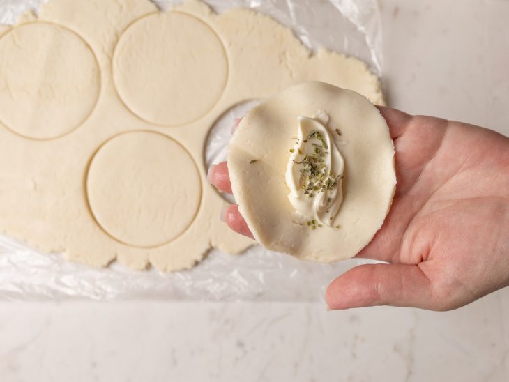 Recheio colocado no centro da massa.