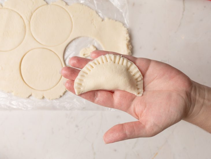 pastel fechado em meia lua com garfo