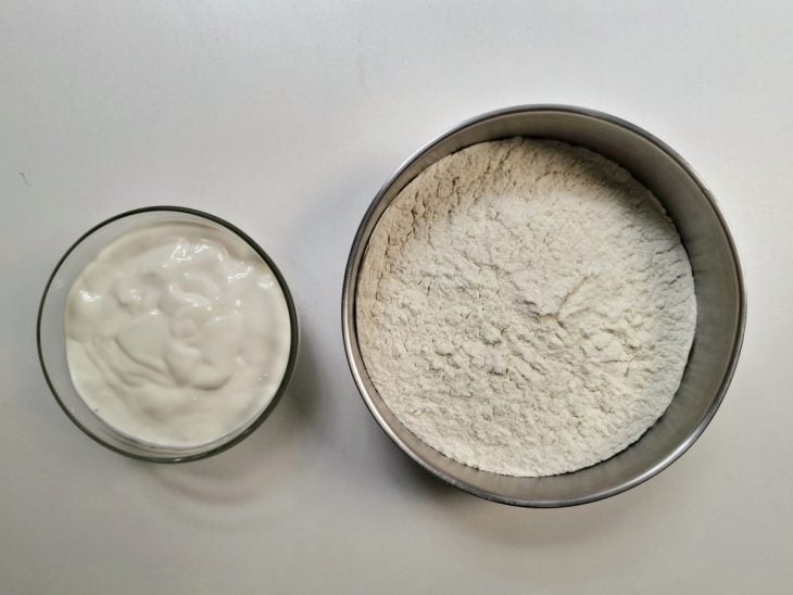 Ingredientes para a receita de massa de pastel simples.