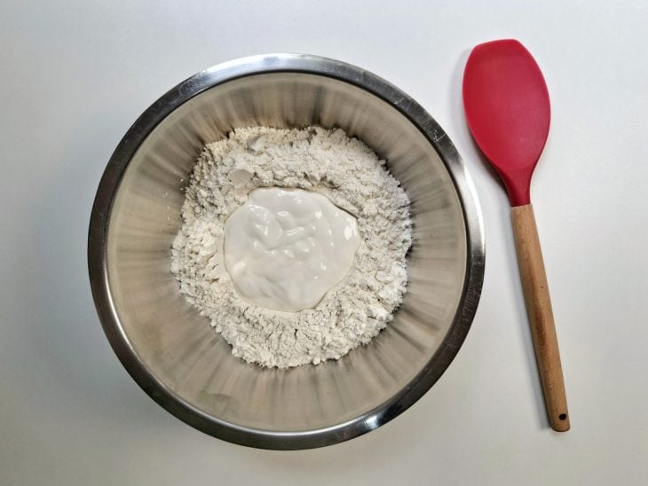 Farinha de trigo e creme de leite adicionados na tigela.