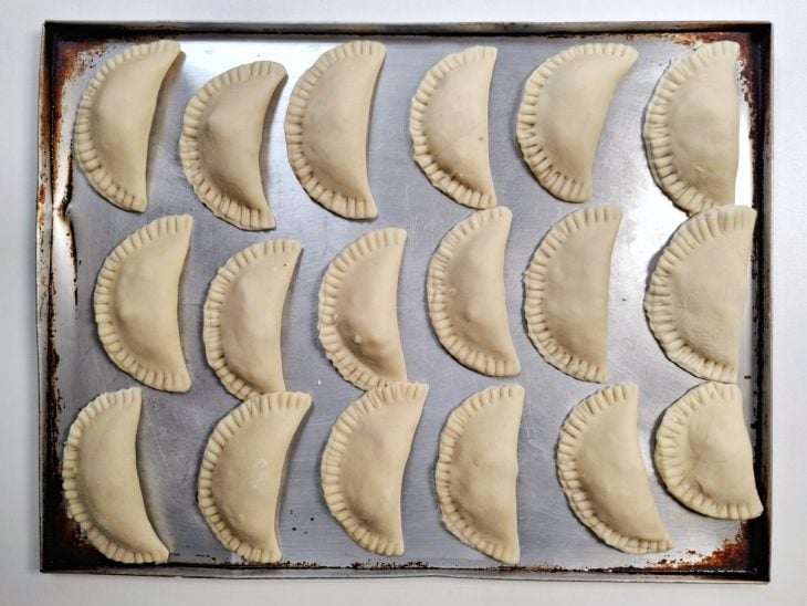Pastéis recheados e acomodados na forma.