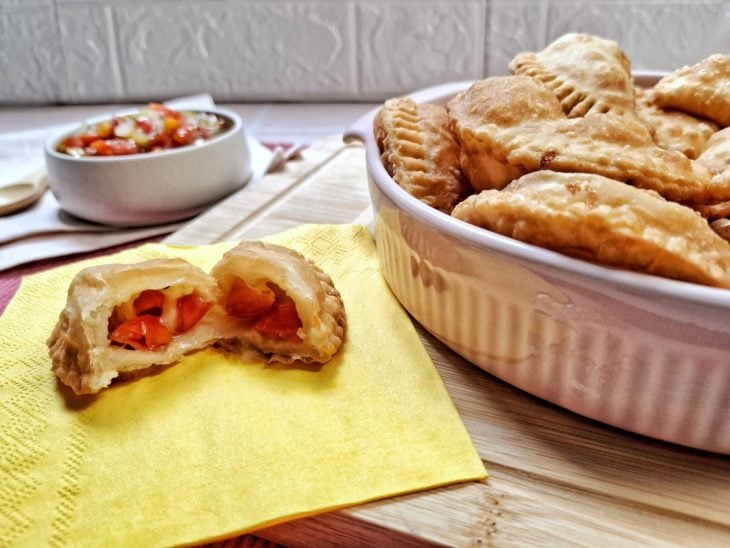 Pastéis fritos e prontos para consumo.