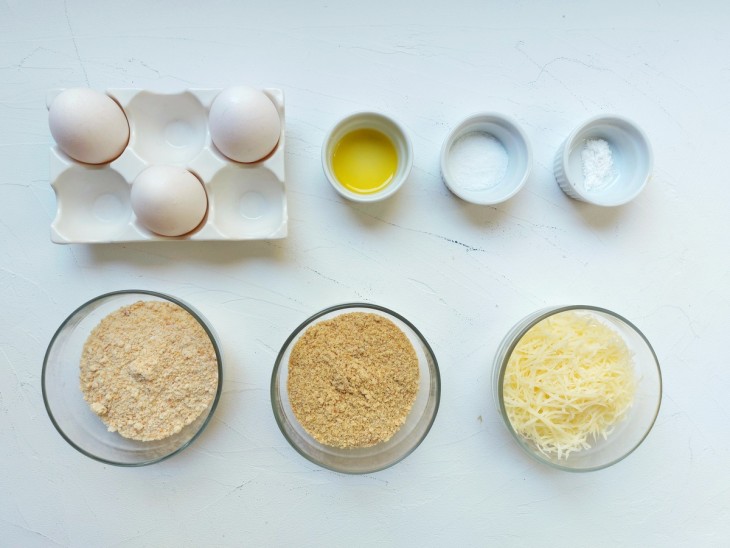 Ingredientes da massa de pizza low carb reunidos.