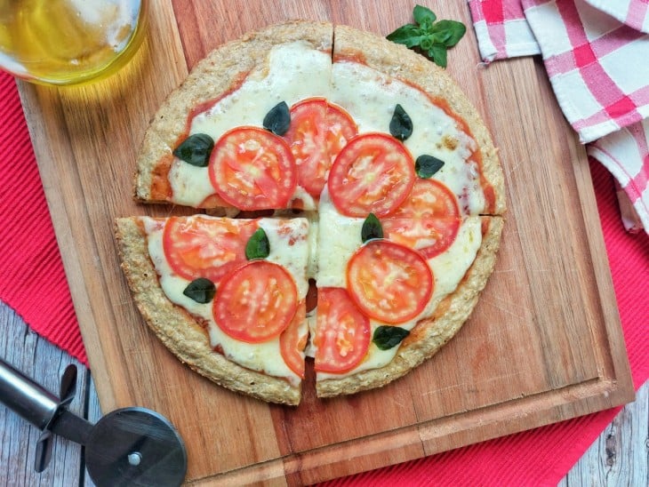 Pizza low carb com queijo e tomates.