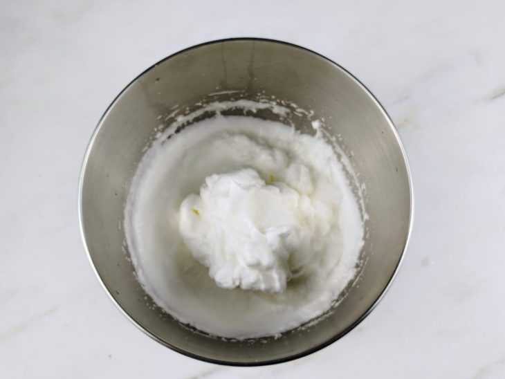 claras batidas em neve para massa de rocambole.
