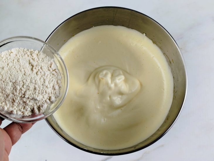 ingredientes secos somados a massa de rocambole.