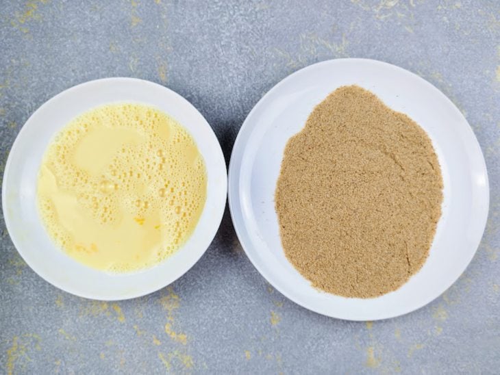 prato com ovo batido e prato com farinha de rosca