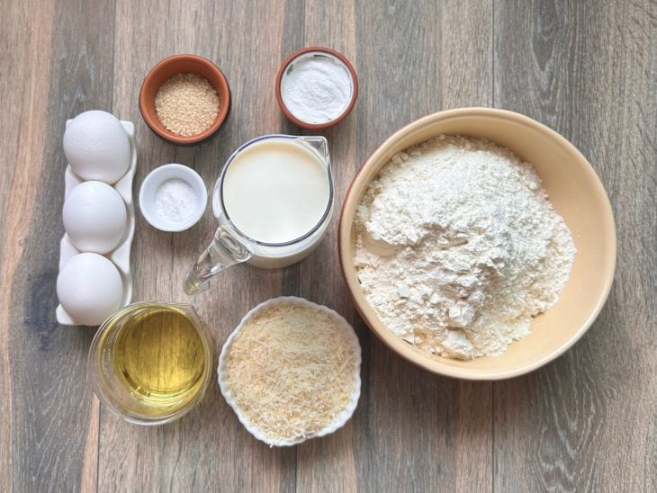 Ingredientes reunidos em uma bancada.