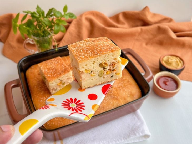 Torta de frango de liquidificador pronta para consumo.