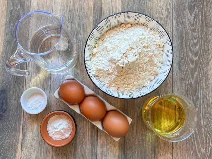 Ingredientes reunidos em uma bancada.