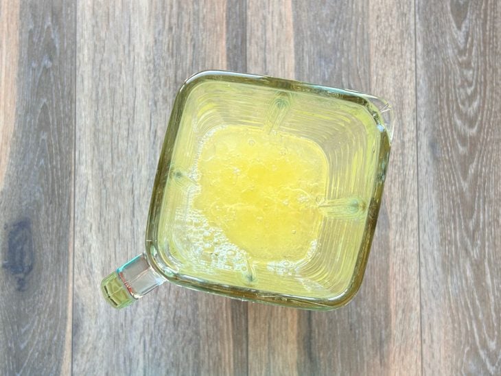 Ovos, óleo e água batidos em um liquidificador.