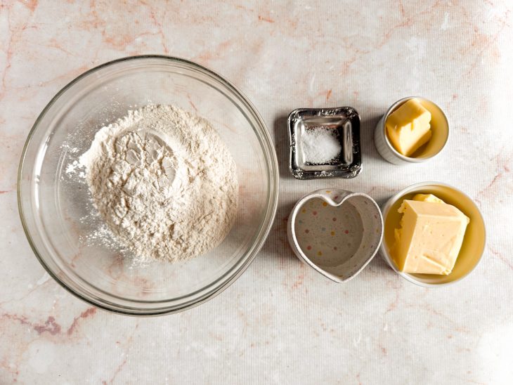 Ingredientes separados sobre a bancada.