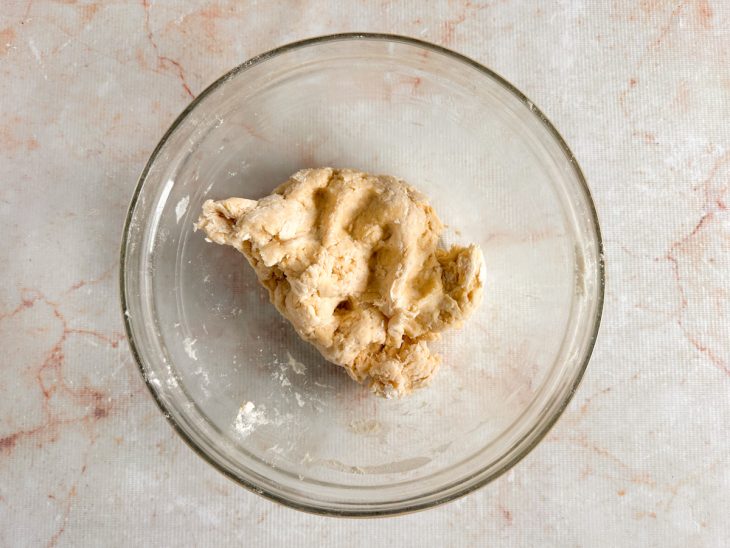 Farinha de trigo misturada com água, sal e manteiga.