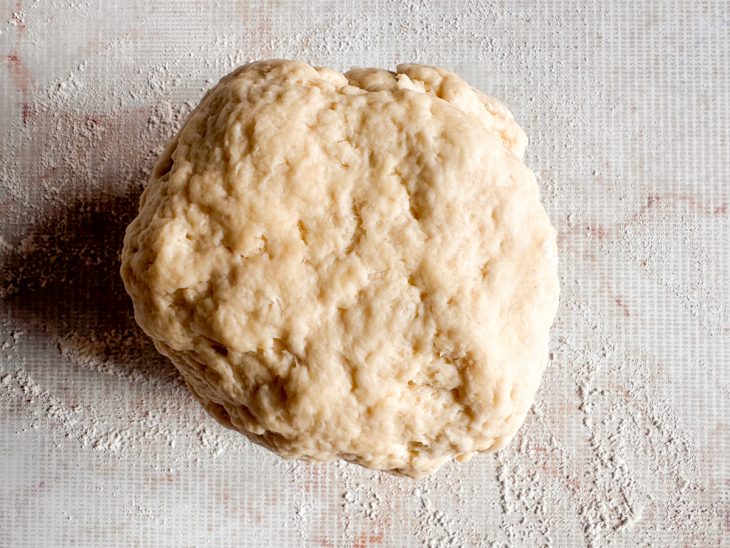 Massa sovada na bancada.