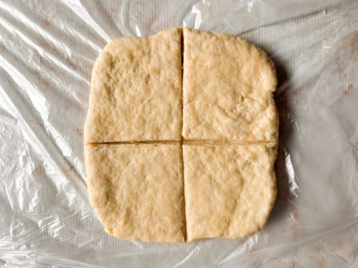 Massa dividida em quatro partes iguais.