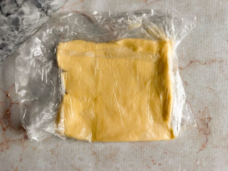 Manteiga moldada em um retângulo.