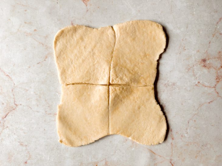 Massa com os cantos mais abertos.