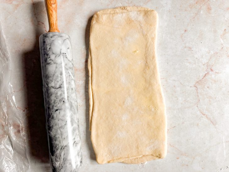 Massa estigada e dobrada novamente.