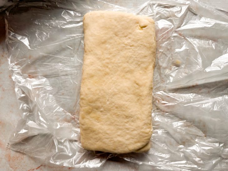 Massa folhada pronta para ir à geladeira.