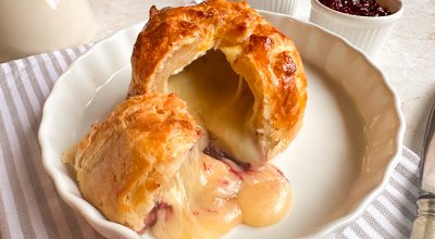 Massa folhada com queijo brie e geleia