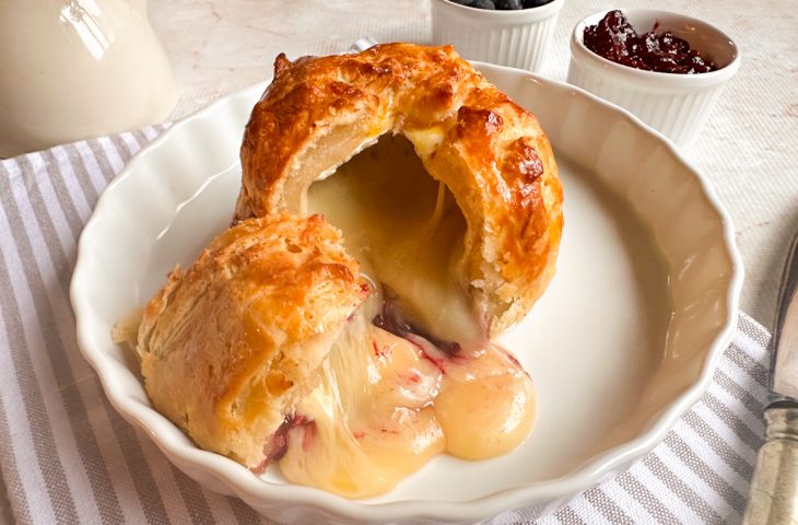 Massa folhada com queijo brie e geleia