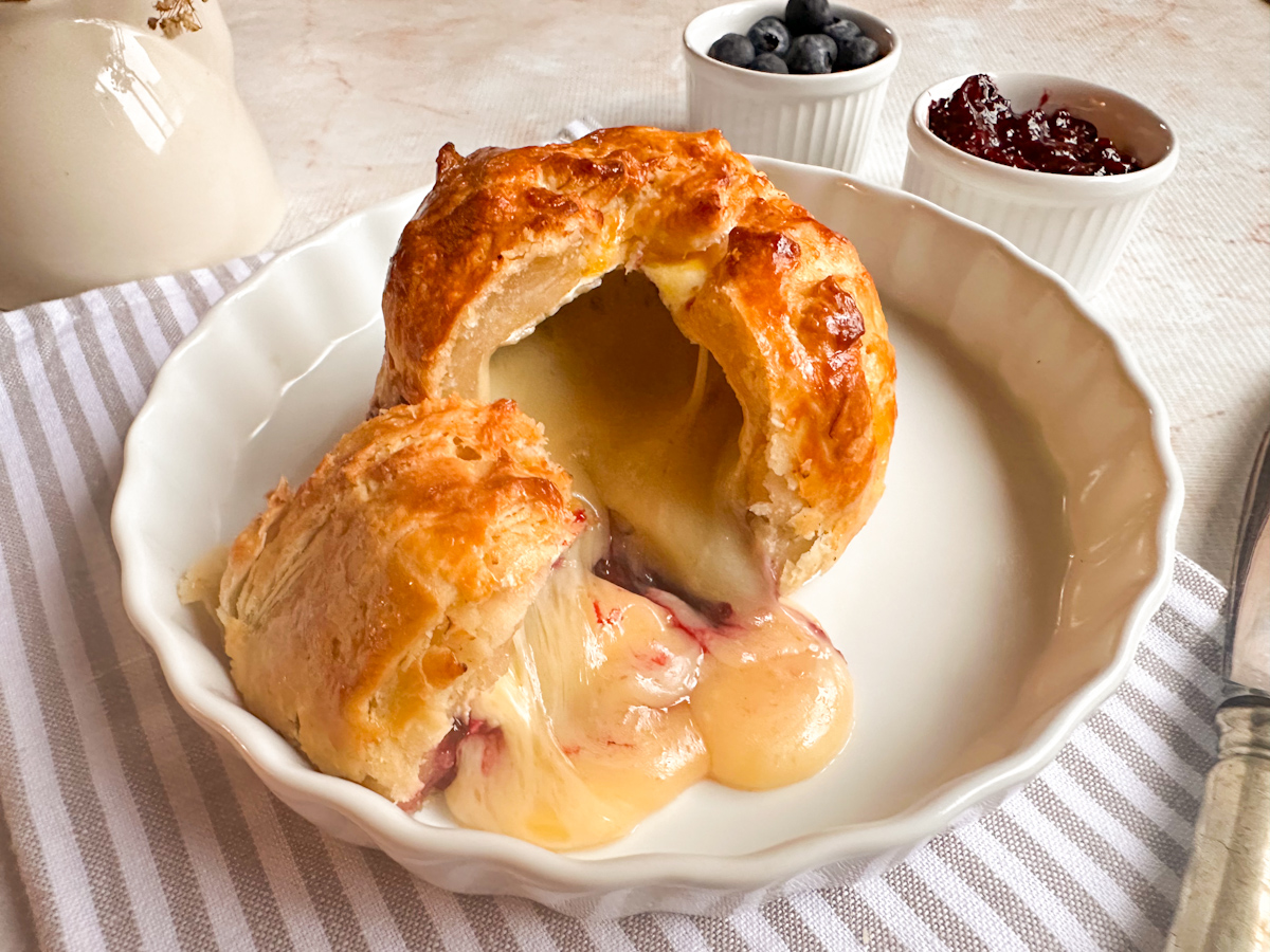 Massa folhada com queijo brie e geleia