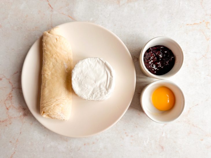 Ingredientes separados sobre a bancada.