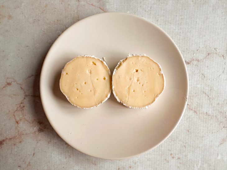 Queijo brie ortado ao meio.