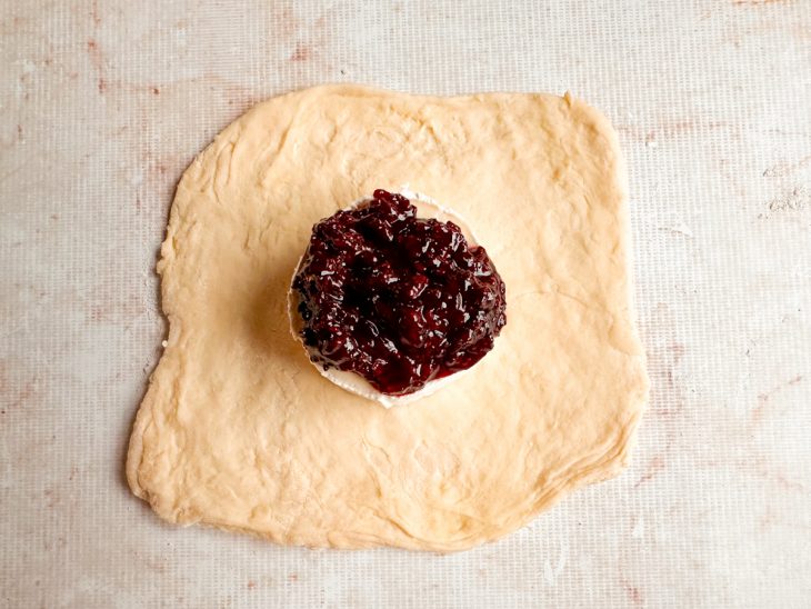 Gelleia sobre o pedaço do queijo.