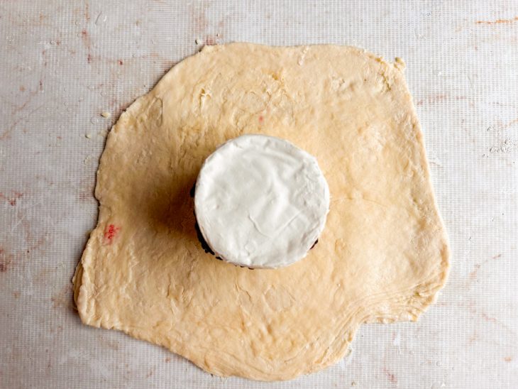 Outra metade do queijo adicionada por cima da geleia.