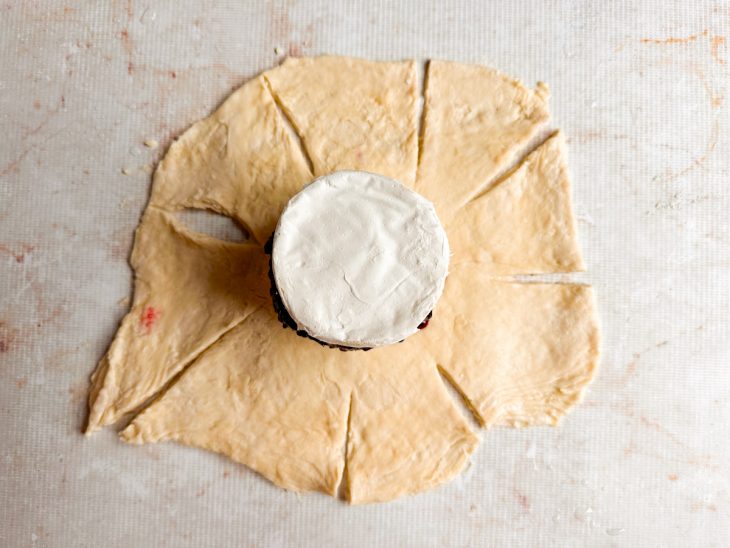 Massa cortada ao redor do queijo.