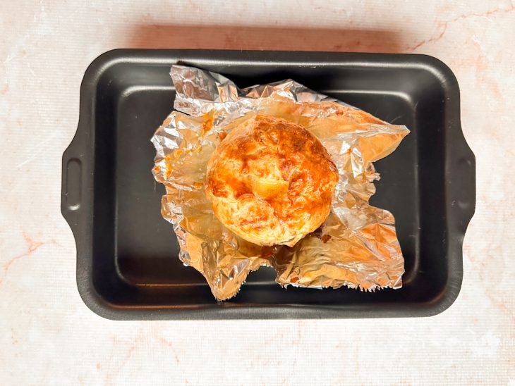 Massa de queijo brie e geleia na forma.