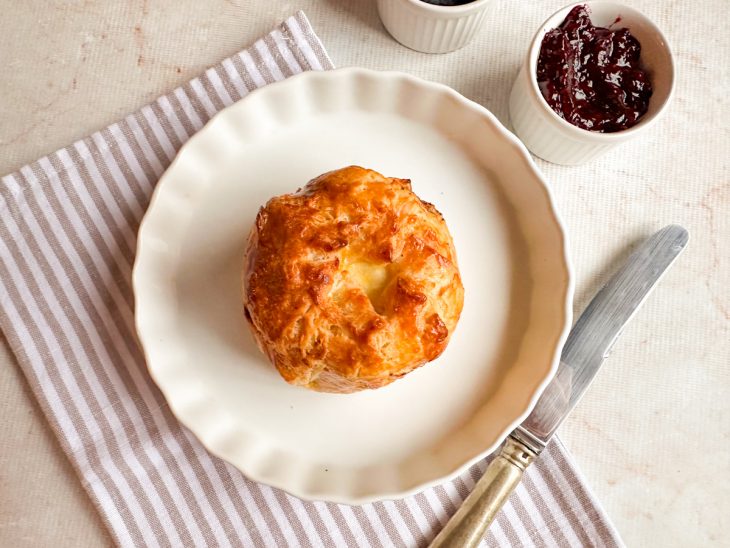Massa folhada com queijo brie e geleia servida.