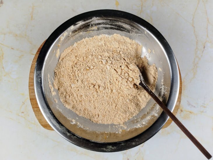 ingredientes secos para preparo de massa fresca misturados.