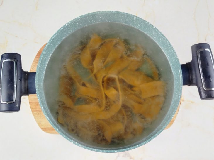massa fresca cozinhando.