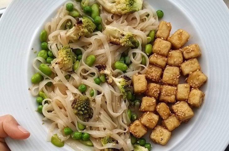 Massa oriental com tofu agridoce