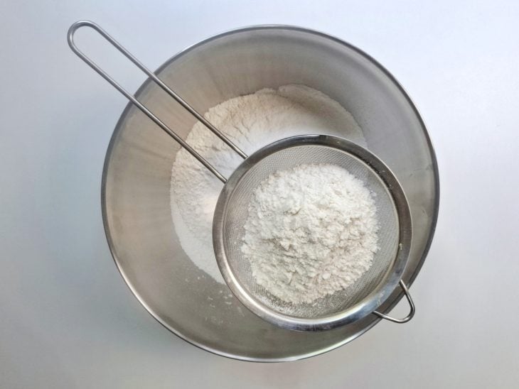 Farinha de trigo peneirada em uma tigela.