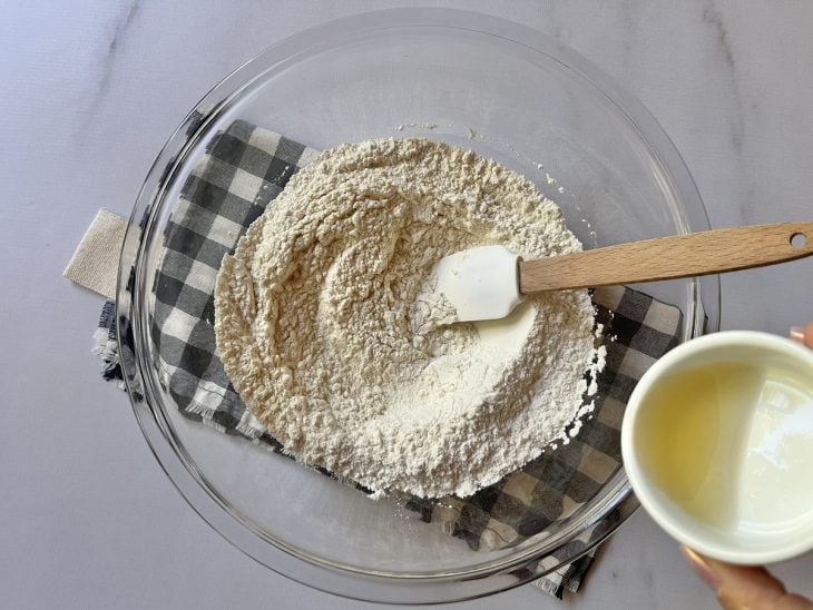 Uma tigela contendo farinha, sal e vinagre.