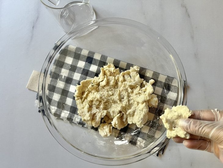 Uma tigela contendo a mistura de farinha, sal, vinagre e água.