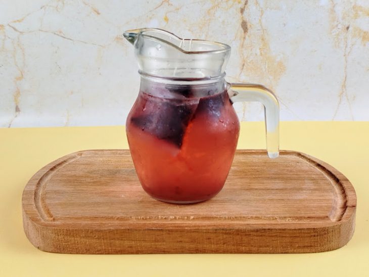 Sachês de chá infusionados em jarra com água.