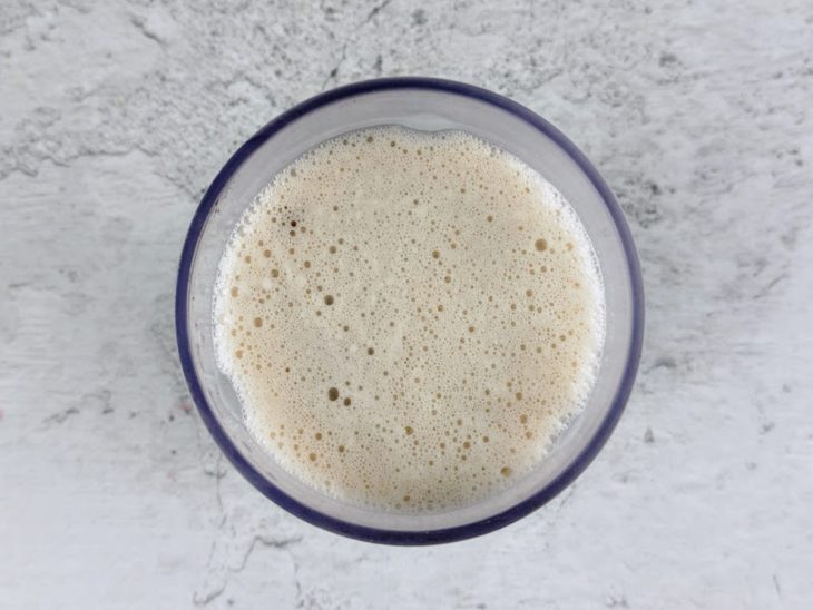 Chá, leite condensado e gelo em um liquidificador.