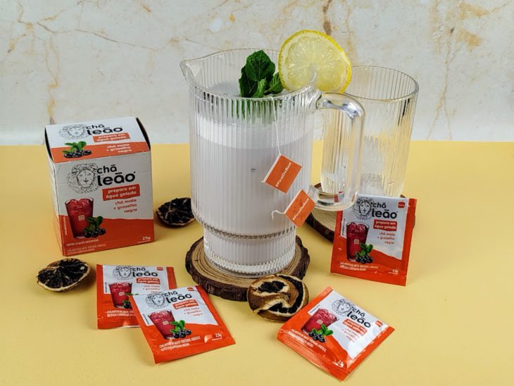 Mate suíço com groselha negra pronto para consumo em uma jarra de vidro.