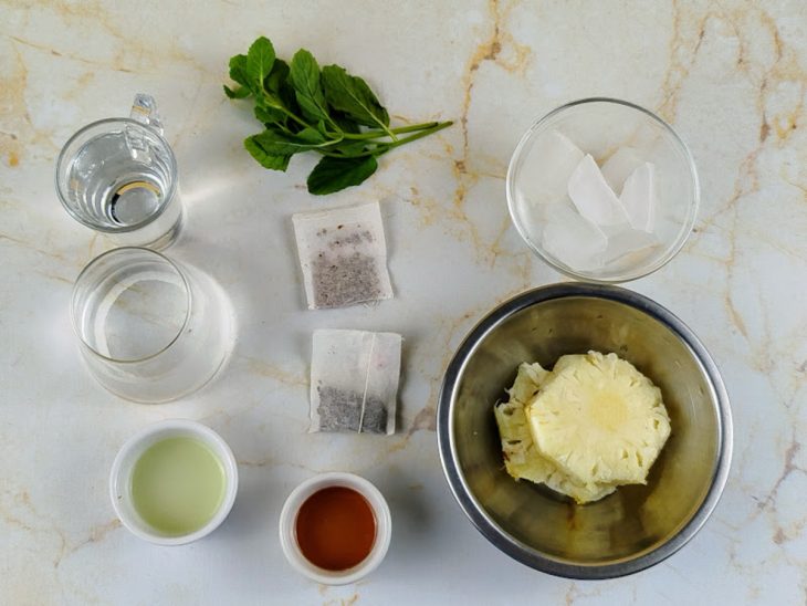 Ingredientes para a receita reunidos em uma bancada.