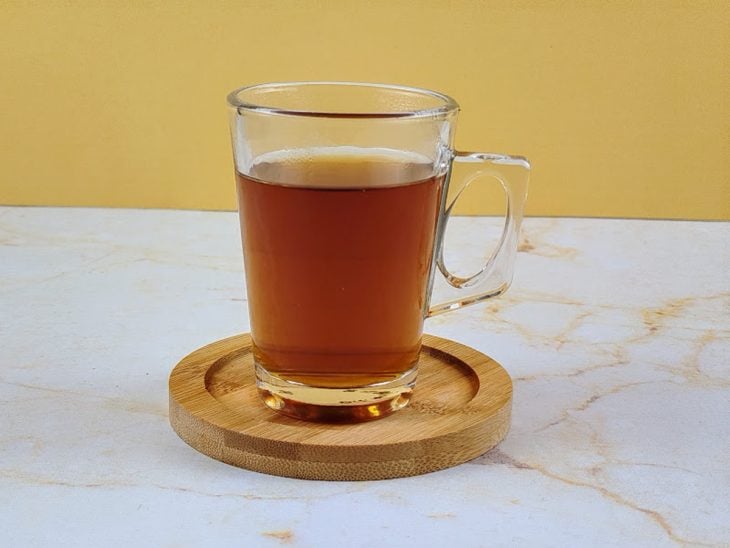 Chá-mate pronto em uma caneca de vidro.