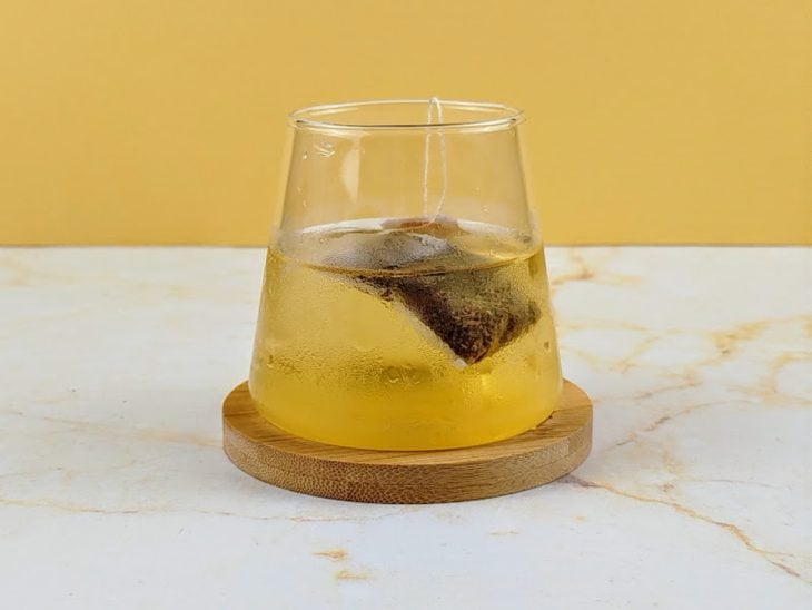 Sachê de chá em infusão.