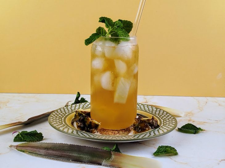 Matte tropical com abacaxi e hortelã pronto para consumo.