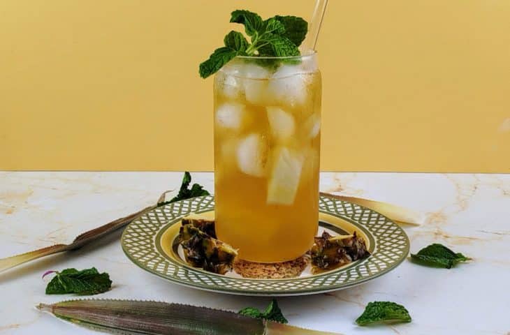 Matte tropical com abacaxi e hortelã