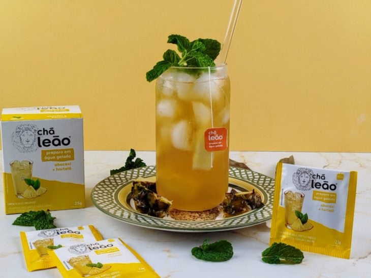 Matte tropical com abacaxi e hortelã pronto para consumo.