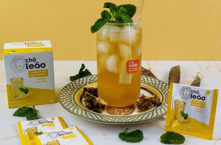 Matte tropical com abacaxi e hortelã